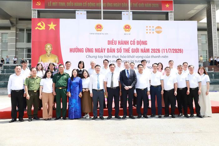 Lãnh đạo Bộ Y tế và tỉnh Hưng Yên, đại diện Quỹ Dân số Liên hợp quốc tham gia diễu hành cổ động hưởng ứng Ngày Dân số Thế giới.