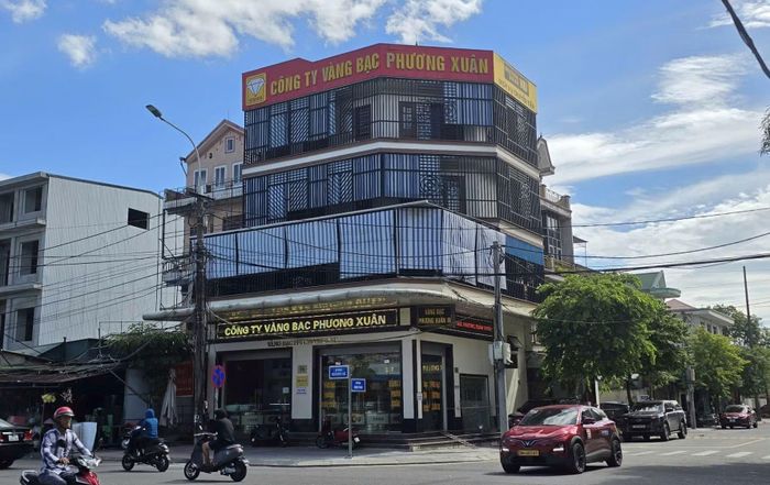 Công ty CP vàng bạc Phương Xuân là một trong những tiệm vàng lớn nhất tỉnh Hà Tĩnh, hiện có 3 cơ sở đang hoạt động trên địa bàn phường Thành Sen.