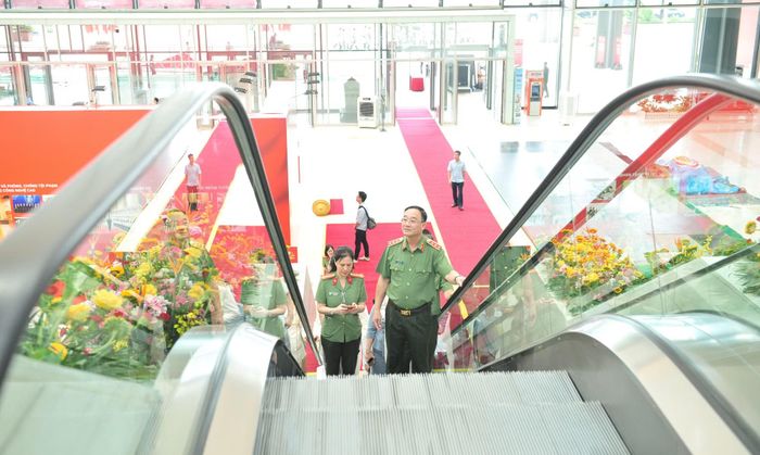 Thứ trưởng Phạm Thế Tùng cùng các đại biểu kiểm tra các mặt công tác chuẩn bị cho buổi tổng duyệt Lễ kỷ niệm.