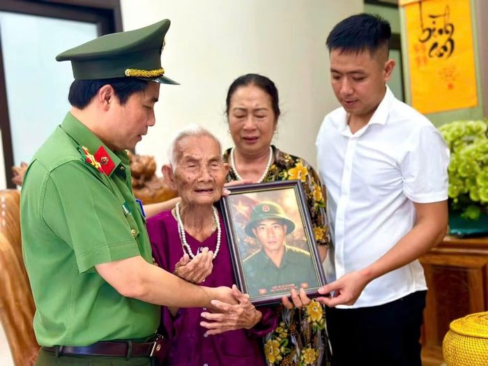 Mẹ Việt Nam anh hùng Trịnh Thị Chà, 96 tuổi, vợ của liệt sĩ Lê Sỹ Hoan xúc động khi nhận di ảnh của chồng.