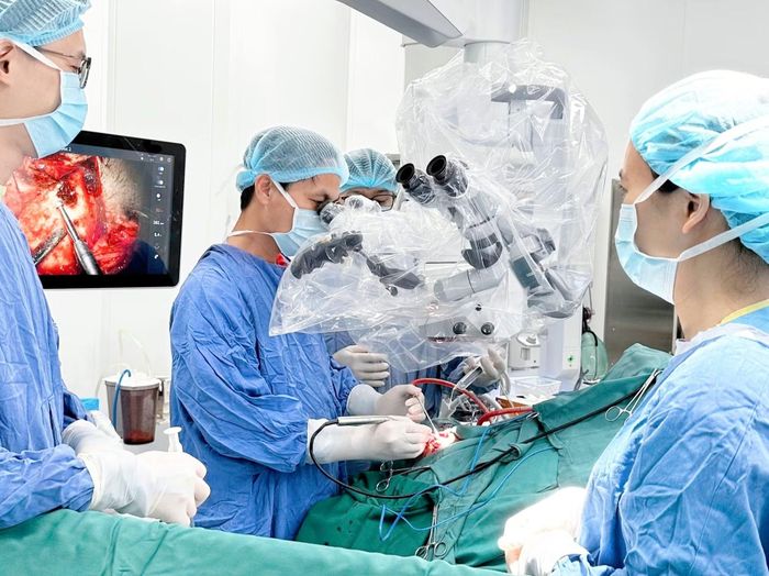TS.BS Nguyễn Thanh Xuân đang phẫu thuật sọ não cho bệnh nhân.