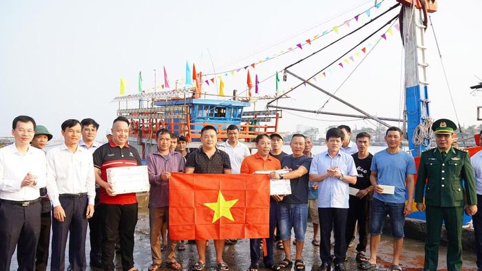 Đồng chí Lê Văn Bảo - Phó Chủ tịch UBND tỉnh Quảng Trị cùng các sở, ngành liên quan thăm hỏi, động viên ngư dân.