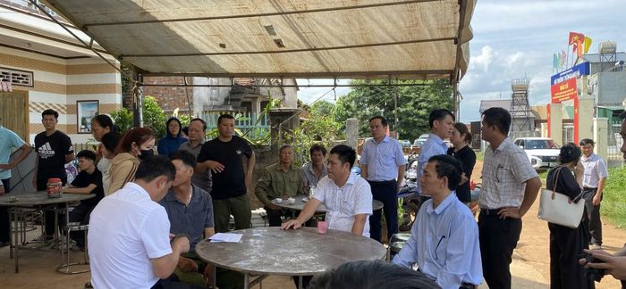 Cơ quan chức năng tới động viên, hỗ trợ gia đình các nạn nhân.