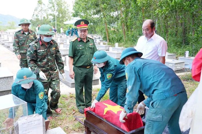 Ông Nguyễn Văn Mạnh, Phó Chủ tịch UBND TP Huế, Trưởng Ban Chỉ đạo 515 TP Huế thăm hỏi, động viên lực lượng làm nhiệm vụ lấy mẫu sinh phẩm hài cốt liệt sĩ tại Nghĩa trang liệt sĩ Bình Thành (TP Huế).
