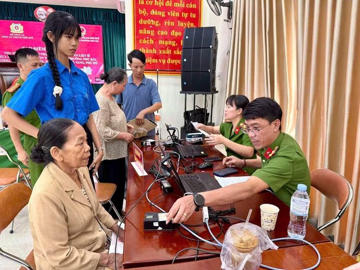Lực lượng Công an TP Huế hướng dẫn thân nhân, người nhà của thân nhân liệt sĩ chưa xác định thông tin cụ thể thực hiện các thủ tục trước khi lấy mẫu sinh phẩm ADN.