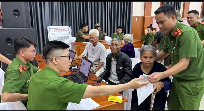 Công an TP Huế tổ chức lấy mẫu sinh phẩm ADN của thân nhân liệt sĩ tại các xã biên giới của thành phố vào sáng nay (10/7).