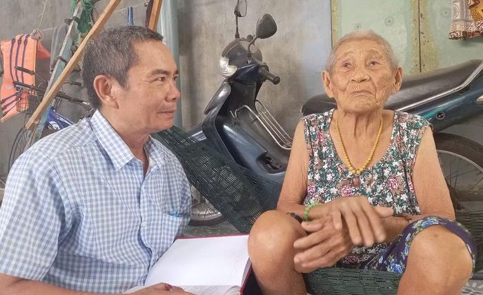 Cụ Nguyễn Thị Hái, trú tại thôn Phú Thường, xã Ô Loan, tỉnh Đắk Lắk kể lại với PV Báo CAND về người chồng và em trai hy sinh trong kháng chiến chống Mỹ.
