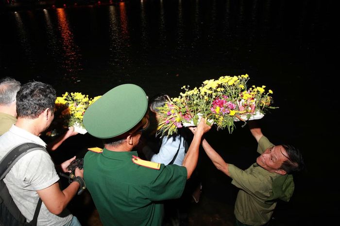 Thả hoa tưởng nhớ, trân các Anh hùng liệt sĩ bên dòng Thạch Hãn, tỉnh Quảng Trị.