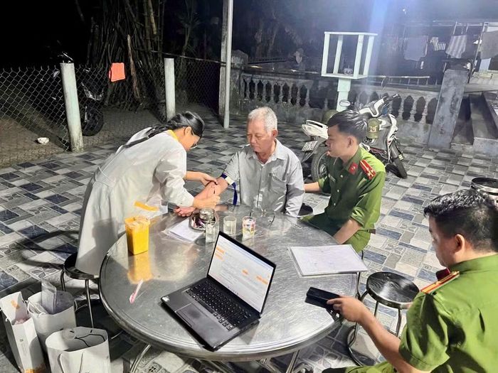Lực lượng Công an tổ chức lấy mẫu sinh phẩm ADN của thân nhân liệt sĩ ở các xã biên giới của TP Huế.