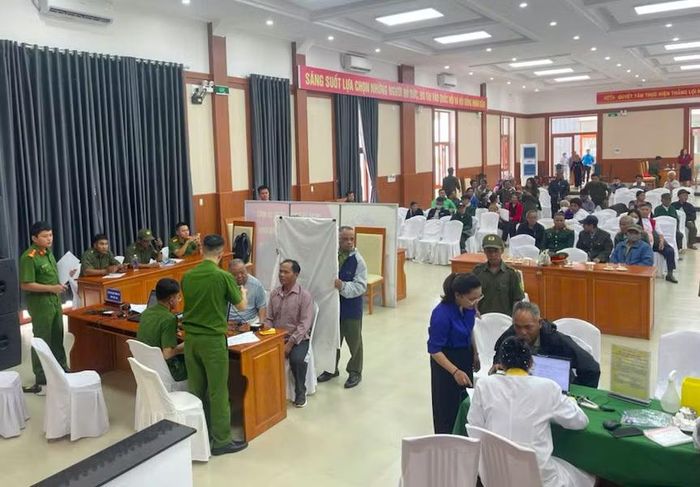 Lực lượng Công an tổ chức lấy mẫu sinh phẩm ADN của thân nhân liệt sĩ tại các xã biên giới của TP Huế vào ngày 10/7.