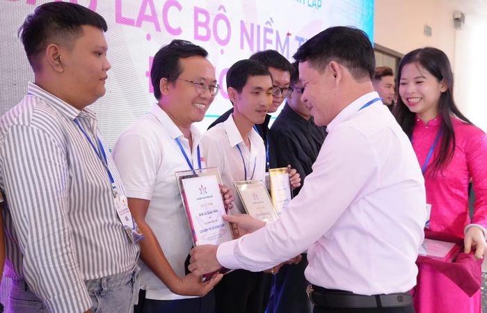 Đồng chí Phạm Thế Vinh, Phó Trưởng Ban Tuyên giáo và Dân vận Tỉnh ủy trao giấy chứng nhận thành viên Câu lạc bộ niềm tin số Đồng Tháp.