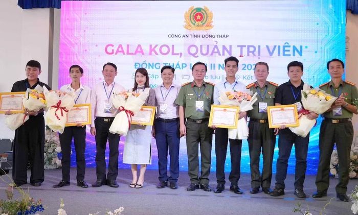 Ban Tổ chức trao Giấy khen tặng 5 cá nhân có nhiều đóng góp nổi bật.