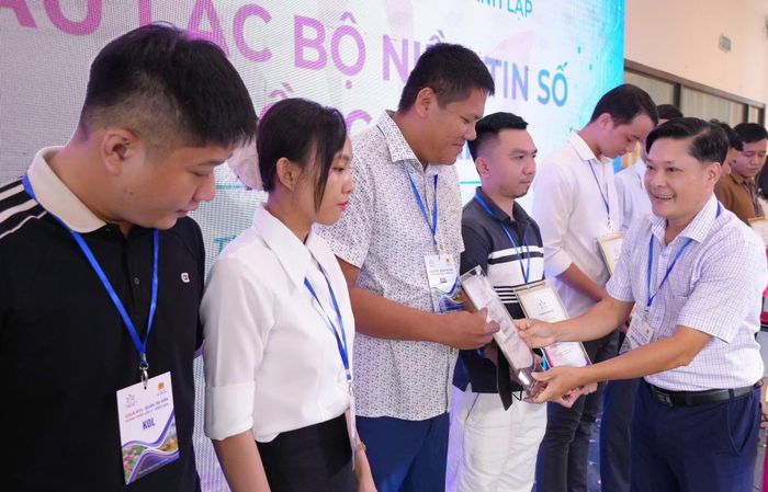 Đồng chí Nguyễn Văn Dương, Trưởng phòng Phòng Thông tin - Báo chí - Xuất bản trao giấy chứng nhận thành viên Câu lạc bộ niềm tin số Đồng Tháp.