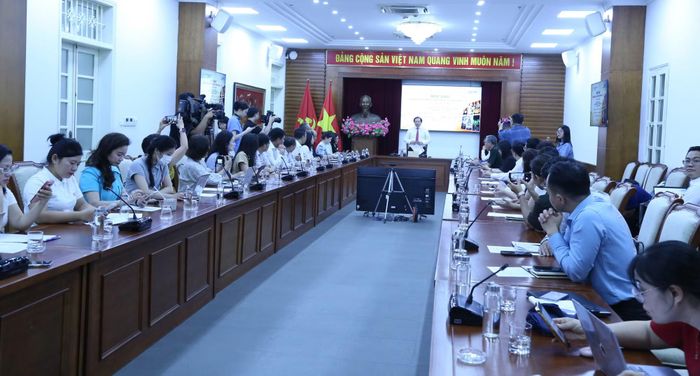 Đông đảo phóng viên của các cơ quan báo chí tham dự buổi họp.