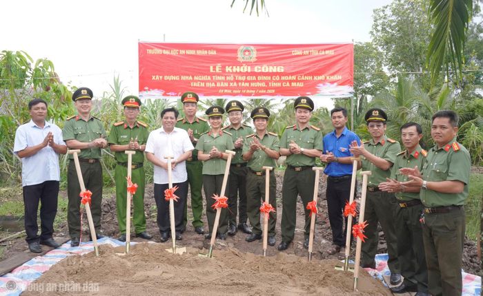 Các đại biểu thực hiện nghi thức khởi công xây dựng nhà tình nghĩa.