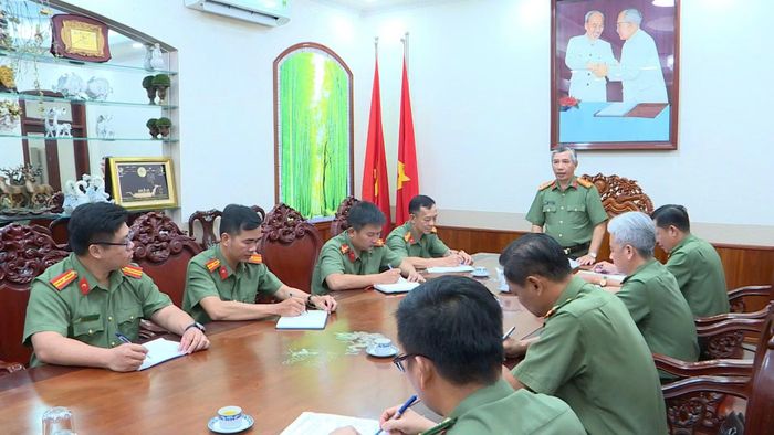 Đại tá Huỳnh Hoài Hận, Phó Giám đốc Công an TP Cần Thơ chỉ đạo các đơn vị thuộc lực lượng An ninh triển khai công tác bắt, xử lý các đối tượng trong đường dây tổ chức đưa tàu cá, ngư dân ra nước ngoài khai thác hải sản trái phép.