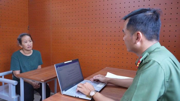 Cán bộ An ninh Công an TP Cần Thơ làm việc với Huỳnh Thị Thu Thảo.