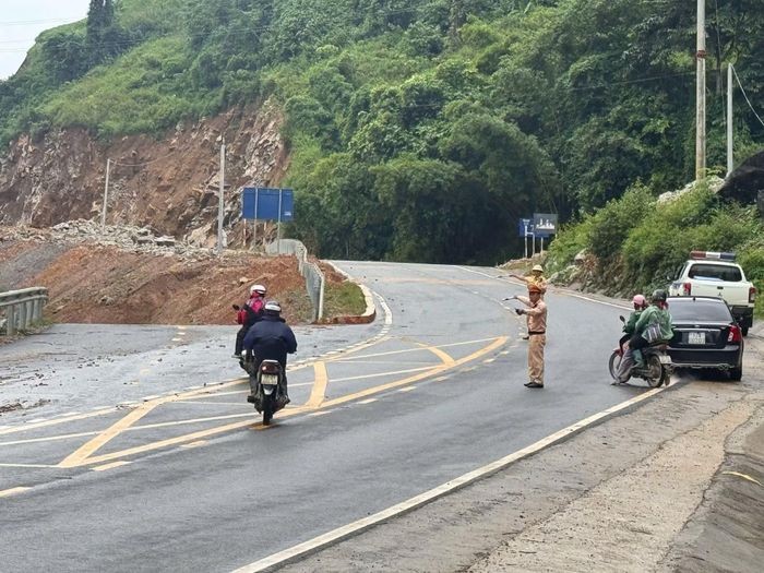 CSGT phân luồng, hướng dẫn người dân lưu thông an toàn.