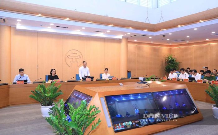 Chánh Văn phòng UBND TP Hà Nội Nguyễn Tiến Thiết chủ trì cuộc họp báo.