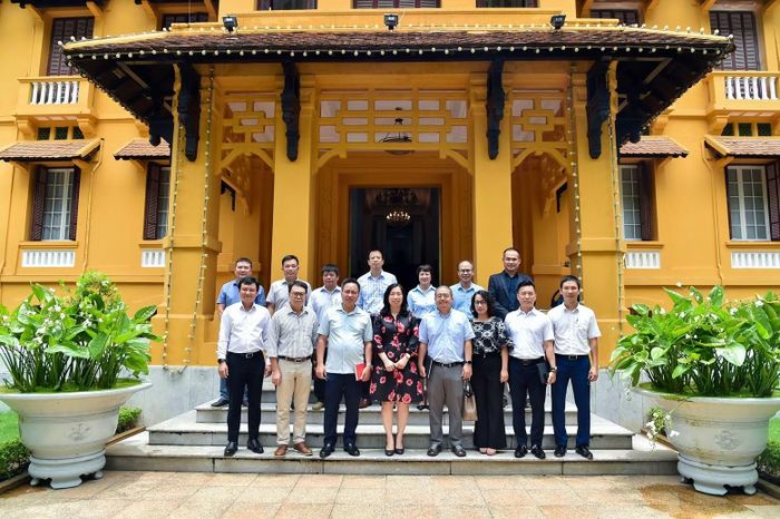 Thứ trưởng Lê Thị Thu Hằng chụp ảnh cùng đại diện các đơn vị tham dự cuộc họp. Ảnh: Quang Hòa
