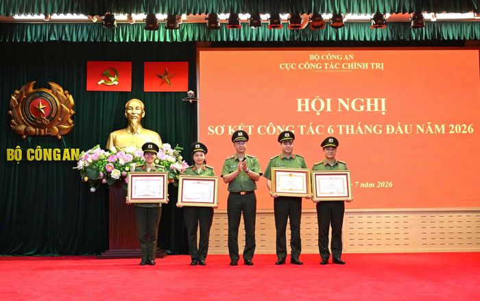 Thừa ủy quyền, Thiếu tướng Phạm Kim Đĩnh trao Bằng khen của Thủ tướng Chính phủ tặng tập thể, cá nhân có thành tích xuất sắc.