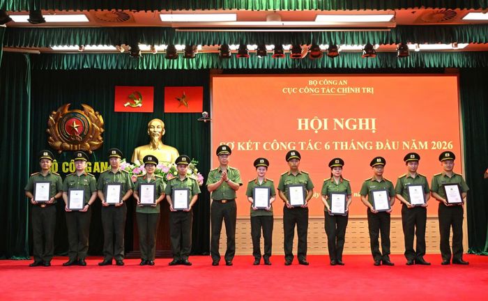 Thiếu tướng Phạm Kim Đĩnh trao Giấy khen tặng các điển hình tiên tiến trong phong trào thi đua “Ba nhất”.