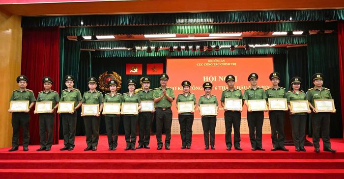 Thừa ủy quyền, Thiếu tướng Lê Hồng Hiệp, Phó Cục trưởng Cục Công tác chính trị trao Bằng khen của Bộ trưởng Bộ Công an tặng các cá nhân có thành tích xuất sắc.
