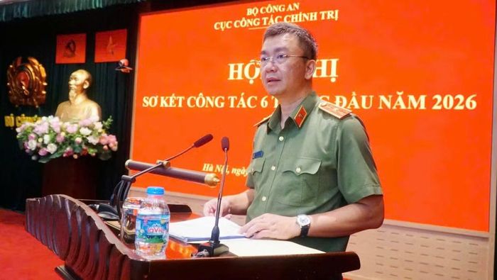 Thiếu tướng Phạm Kim Đĩnh, Cục trưởng Cục Công tác chính trị phát biểu chỉ đạo tại hội nghị.