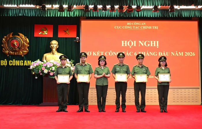 Thiếu tướng Ngô Hoài Thu, Phó Cục trưởng Cục Công tác chính trị trao Giấy khen của Cục trưởng Cục Công tác chính trị tặng tập thể.