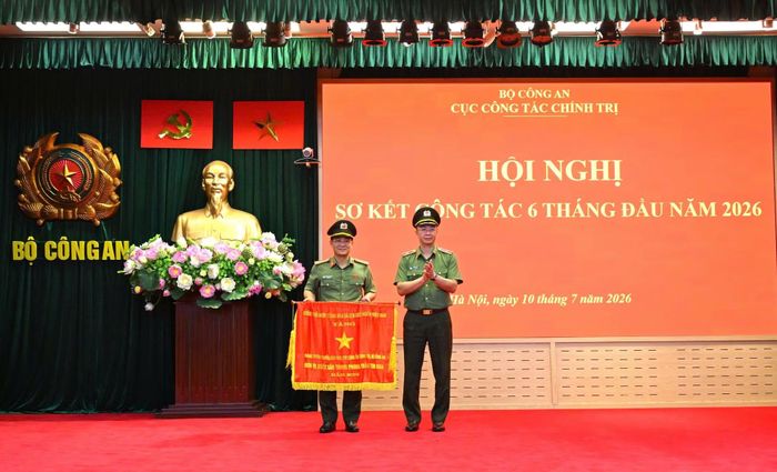 Thừa ủy quyền, Thiếu tướng Phạm Kim Đĩnh, Cục trưởng Cục Công tác chính trị trao Cờ thi đua của Chính phủ tặng 1 tập thể.