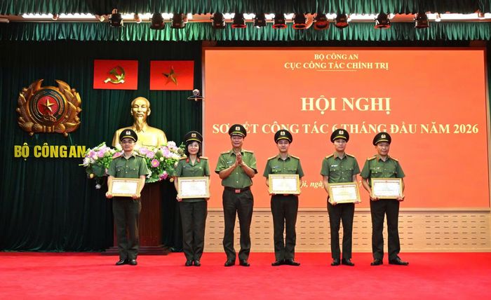 Thừa ủy quyền, Thiếu tướng Lê Hồng Hiệp, Phó Cục trưởng Cục Công tác chính trị trao Bằng khen của Bộ trưởng Bộ Công an tặng các tập thể có thành tích xuất sắc.