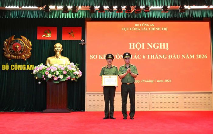 Thừa ủy quyền, Cục trưởng Cục Công tác chính trị Thiếu tướng Phạm Kim Đĩnh trao Huy hiệu 40 năm tuổi Đảng cho Thượng tá Đinh Văn Mạnh.