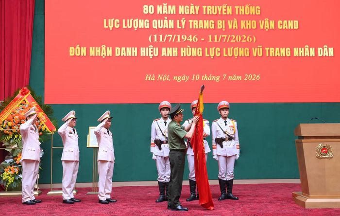 Thừa ủy quyền, Bộ trưởng Lương Tam Quang trao Danh hiệu Anh hùng lực lượng vũ trang nhân dân tặng Cục Trang bị và kho vận.