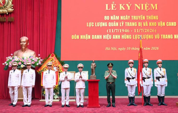 Thừa ủy quyền, Bộ trưởng Lương Tam Quang trao bức tượng của đồng chí Tổng Bí thư, Chủ tịch nước Tô Lâm tặng Cục Trang bị và kho vận.