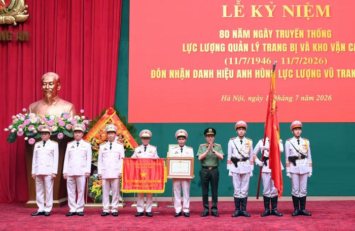 Thừa ủy quyền, Bộ trưởng Lương Tam Quang trao Danh hiệu Anh hùng lực lượng vũ trang nhân dân tặng Cục Trang bị và kho vận.
