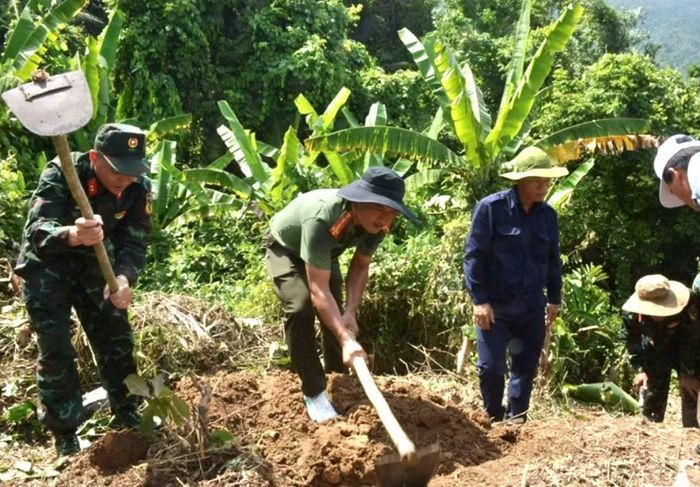 Đội K51 cùng lực lượng chính quyền địa phương xã Cư Prao tiến hành đào bới, tìm kiếm nơi chôn cất hài cốt liệt sĩ trên núi Cư Prao.