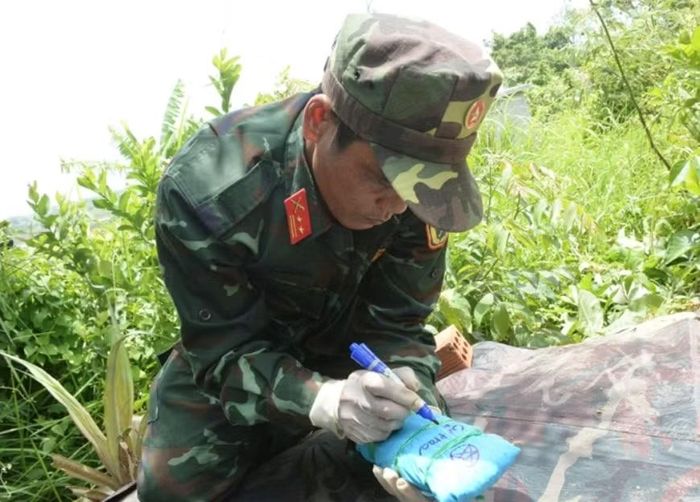 Cán bộ, chiến sĩ Đội K51 ghi lại những thông tin về hài cốt được tìm thấy.