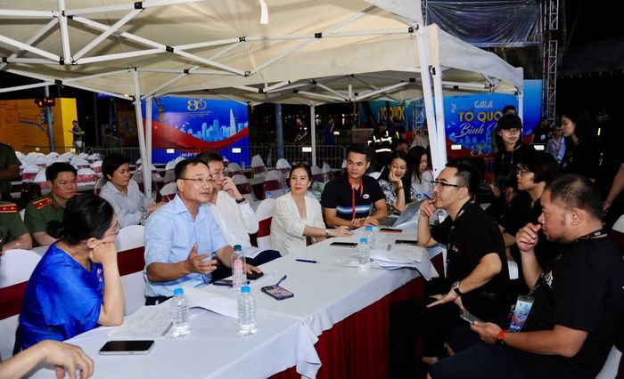 Thứ trưởng Phạm Thế Tùng góp ý tổng thể chương trình với ê kíp thực hiện.