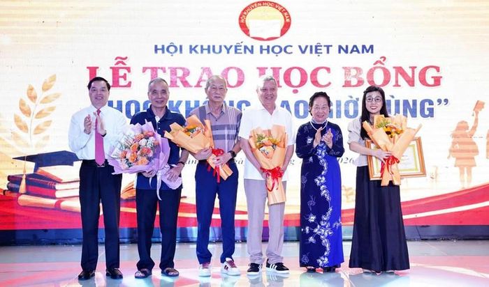 Tri ân tặng hoa các nhà tài trợ đã luôn đồng hành cùng học bổng "Không bao giờ cùng". Ảnh: Thành Văn