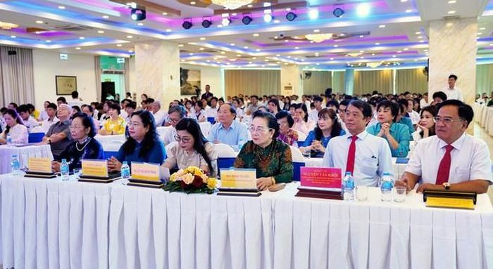 Phó Chủ tịch kiêm Tổng thư ký Trung ương Hội Khuyến học Việt Nam Lê Mạnh Hùng báo cáo kết quả xét học bổng “Học không bao giờ cùng” lần thứ 6 trước đông đảo đại biểu tham dự buổi lễ. Ảnh: Thành Văn