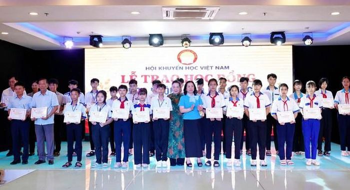 Lãnh đạo Hội Khuyến học Việt Nam và các đại biểu trao học bổng "Học không bao giờ cùng" và giấy chứng nhận cho các gương tiêu biểu. Ảnh: Thành Văn