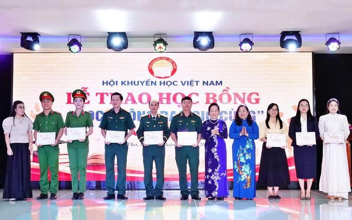 GS.TS Nguyễn Thị Doan Chủ tịch Hội Khuyến học Việt Nam, Phó Bí thư Thành ủy Cần Thơ Hồ Thị Cẩm Đào và bà Lê Thị Bích Trân - nhà tài trợ chính trao học bổng và giấy chứng nhận cho các gương "Học tập không bao giờ cùng" tiêu biểu. Ảnh: Thành Văn