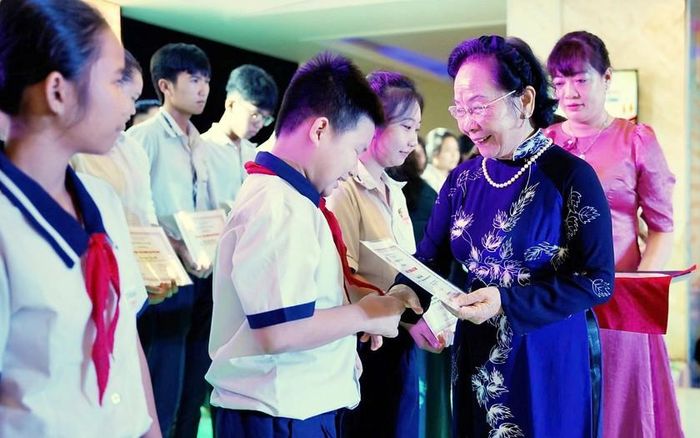 Chủ tịch Hội Khuyến học Việt Nam Nguyễn Thị Doan trao giấy chứng nhận "Học không bao giờ cùng", động viên các tấm gương học tập tiêu biểu. Ảnh: Thành Văn
