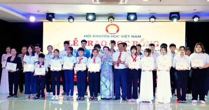 Lãnh đạo Hội Khuyến học Việt Nam và các đại biểu trao học bổng "Học không bao giờ cùng" và giấy chứng nhận cho các gương tiêu biểu. Ảnh: Thành Văn