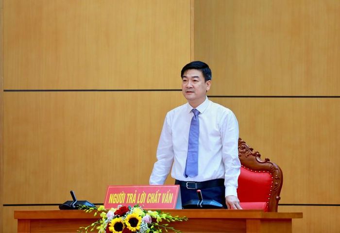 Ông Đỗ Xuân Điệp, Giám đốc Sở Xây dựng trả lời chất vấn tại kỳ họp. Ảnh: BQN