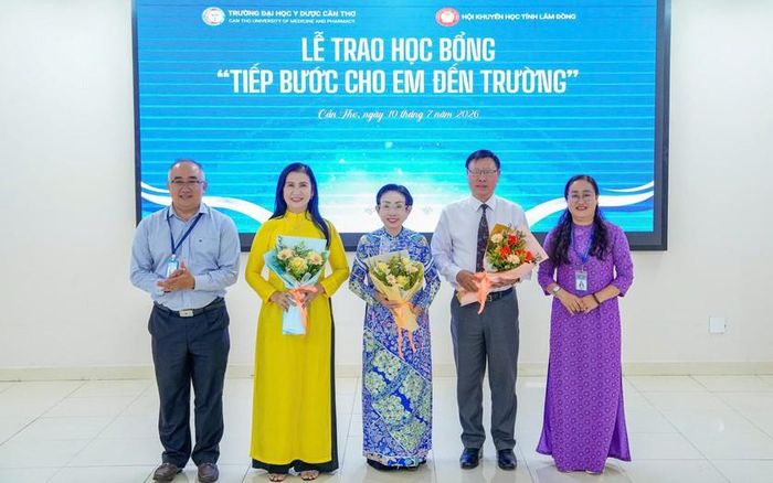 Đại diện Trường Đại học Y Dược Cần Thơ trao tặng hoa tri ân. Ảnh: Hội Khuyến học Lâm Đồng