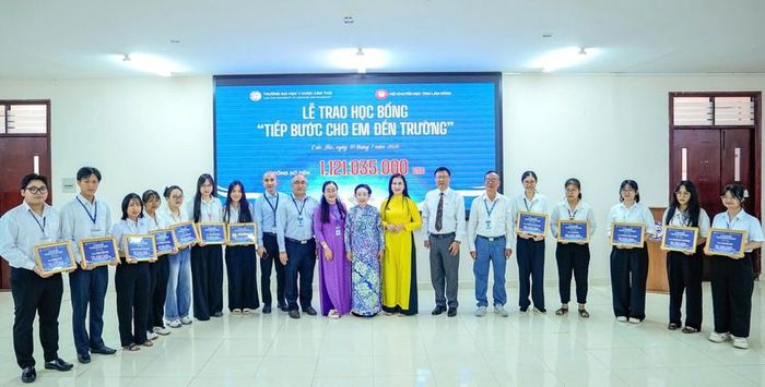 PGS.TS Trương Thị Hiền, Phó Chủ tịch Hội Khuyến học Việt Nam, lãnh đạo Hội Khuyến học tỉnh Lâm Đồng trao học bổng "Tiếp bước cho em đến trường" cho các em sinh viên Lâm Đồng học tại Trường Đại học Y Dược Cần Thơ. Ảnh: Hội Khuyến học Lâm Đồng