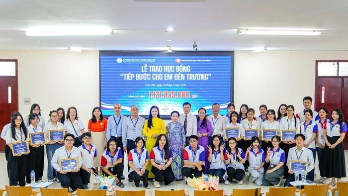 Ban tổ chức, đại biểu, sinh viên tại Lễ trao học bổng "Tiếp bước cho em đến trường". Ảnh: Hội Khuyến học Lâm Đồng