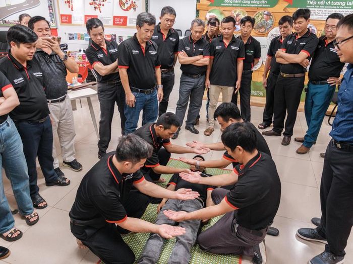 Dưới sự hướng dẫn của Hội Chữ thập đỏ Việt Nam, các học viên đã thực hành kỹ năng sơ cứu và ứng phó trong tình huống thực tế. Ảnh_ ILO_Linh Pham.