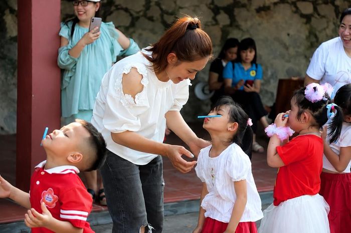 Sự đồng hành của cha mẹ giúp trẻ mạnh dạn tham gia các hoạt động trải nghiệm và phát triển kỹ năng sống.